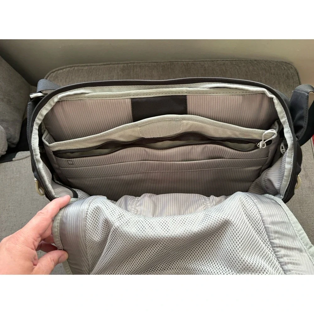 Osprey Contrail 22L Courier Messenger Bag with Shoulder Carry Strap - Black